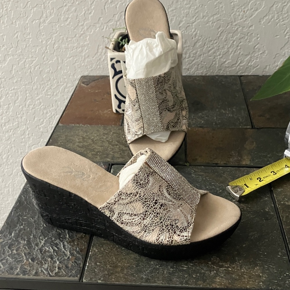 Onex Gold Lace-Pattern Beige & Black Wedge Slide Sandals Rhinestone Band size 6
